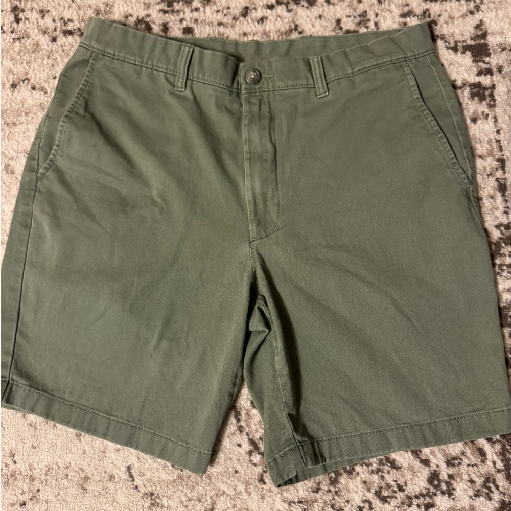 Men’s Roundtree & Yorke size 34 green flat front chino shorts